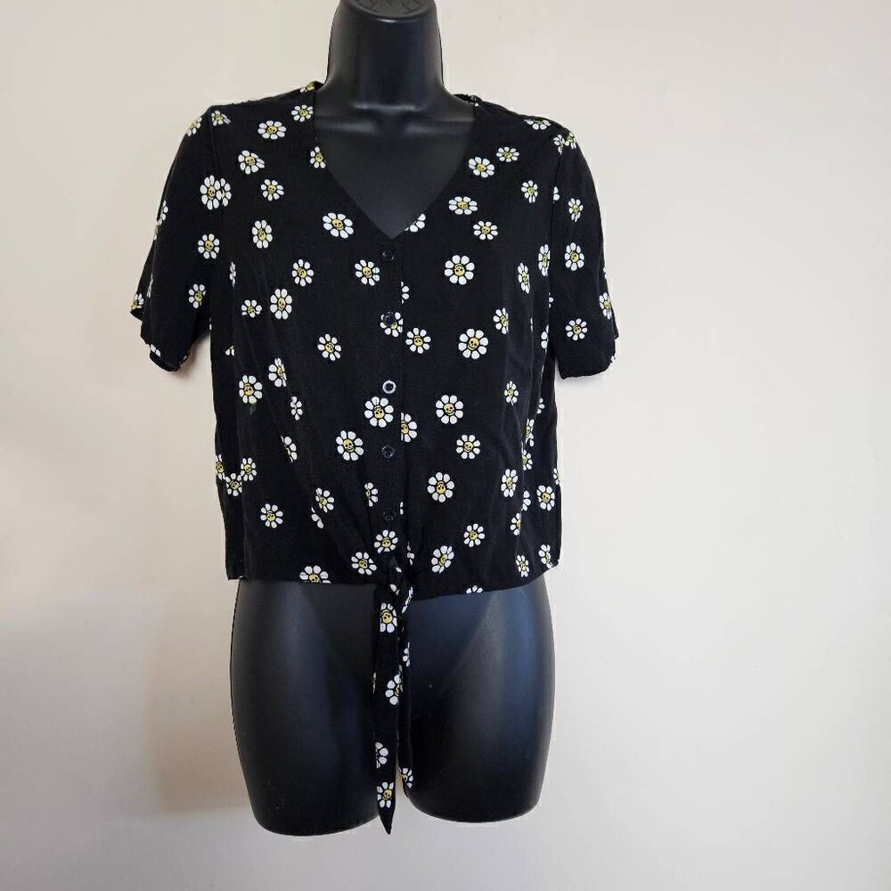 Hot Topic Daisy Skull Front Knot Top